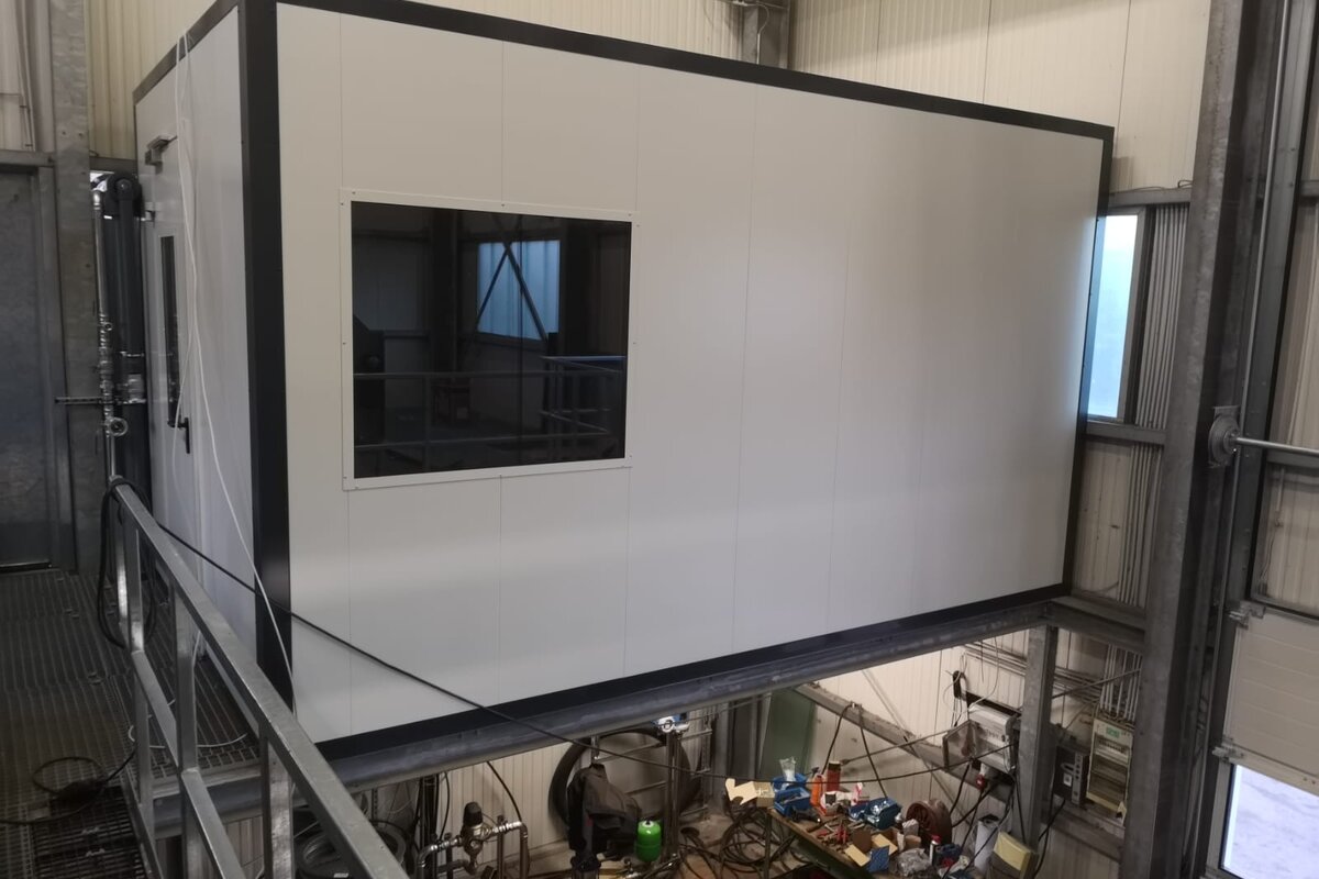 Technikraum auf Stahlbühne