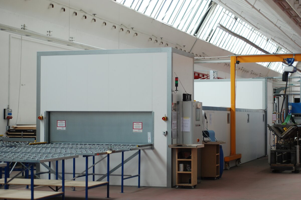 Machineneinhausung mit Anlagentor