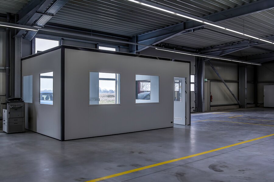 3-seitiges Hallenbüro | © Jansen Systembau