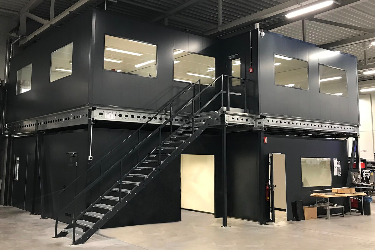 Mehrgeschossiges Hallenbüro in schwarz