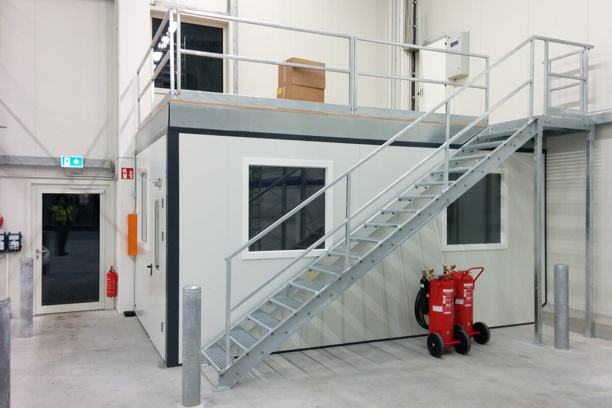 Hallenbüro mit Treppe und Podest