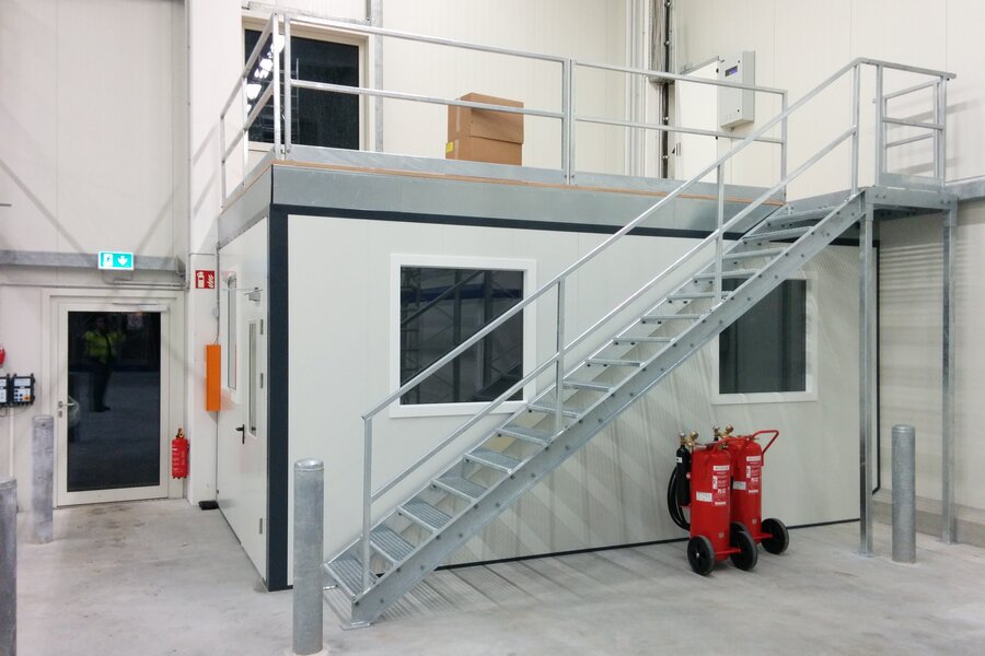 Hallenbüro mit Lagerbühne und Treppe | © Jansen Systembau