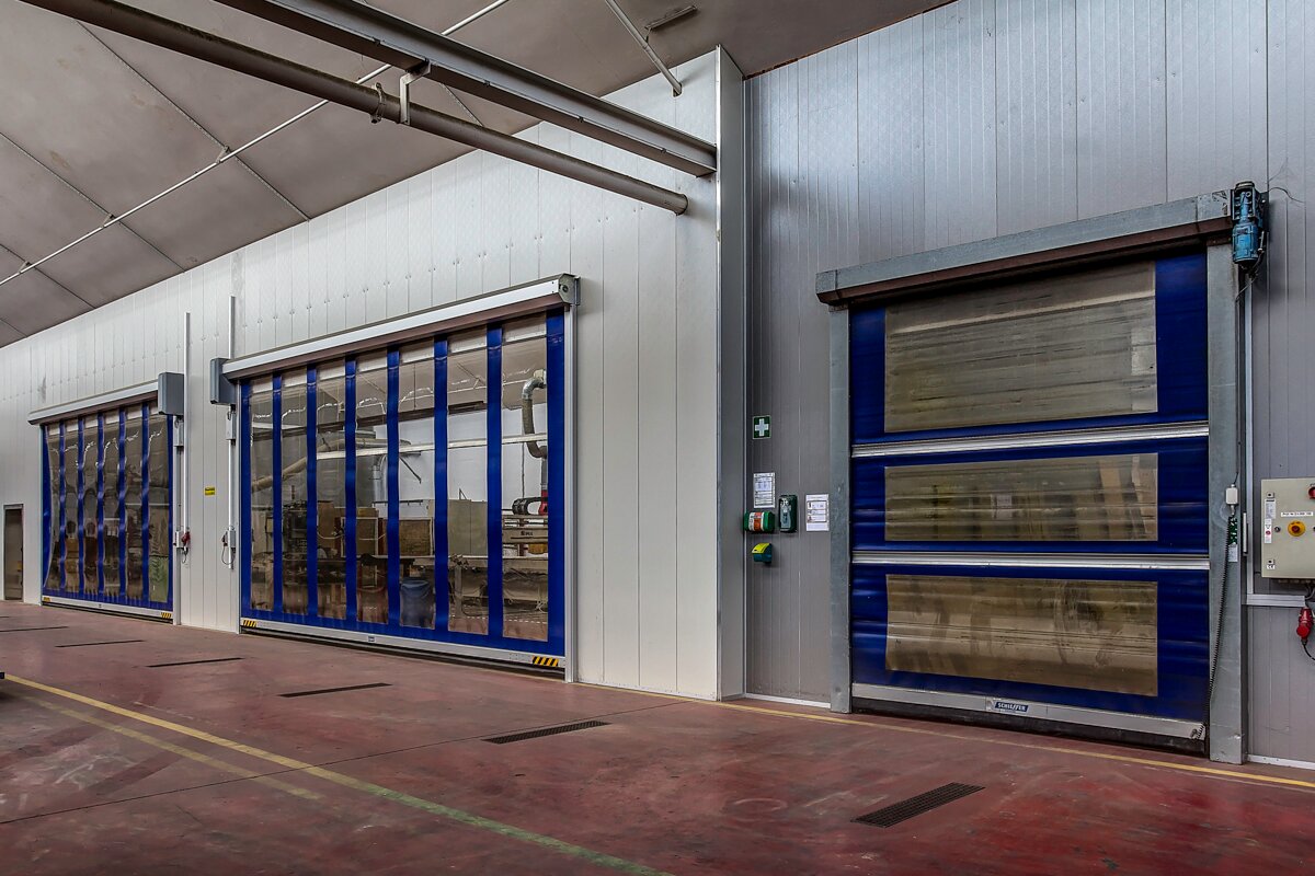 Industrielle Trennwand mit Toren